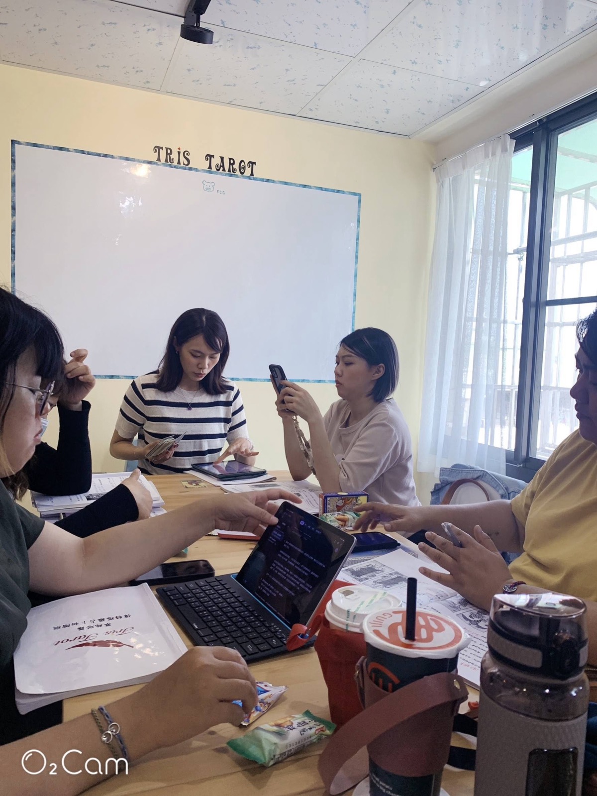 翠絲於課堂講解牌義